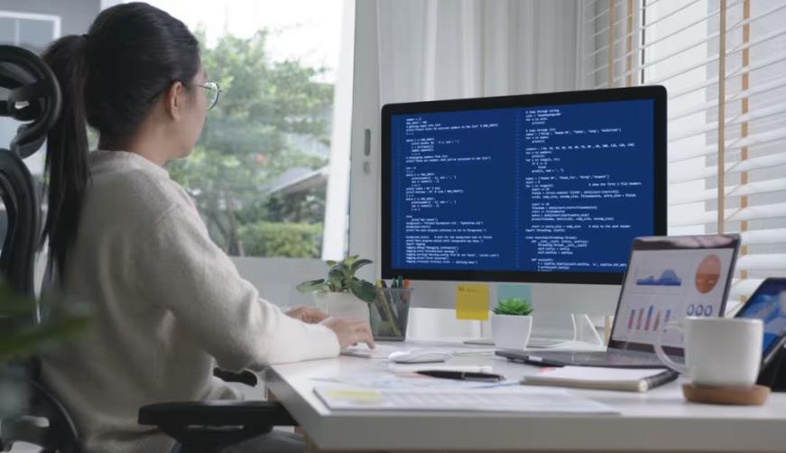 辽阳软件开发公司实战建议：网站赋能，为何必须接入支持机器人？